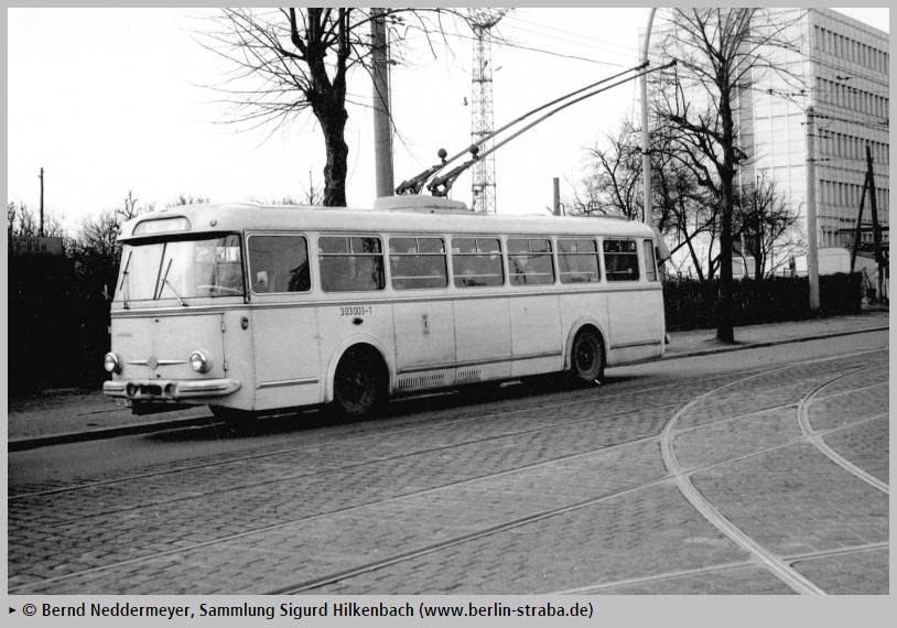 Берлинский троллейбус № 1103 с новым гаражным №. 303 003-1 и более поздний Эберсвальдер троллейбус № 29<sup>I</sup> чешского типа ŠKODA 9 Tr5 у депо Лихтенберг